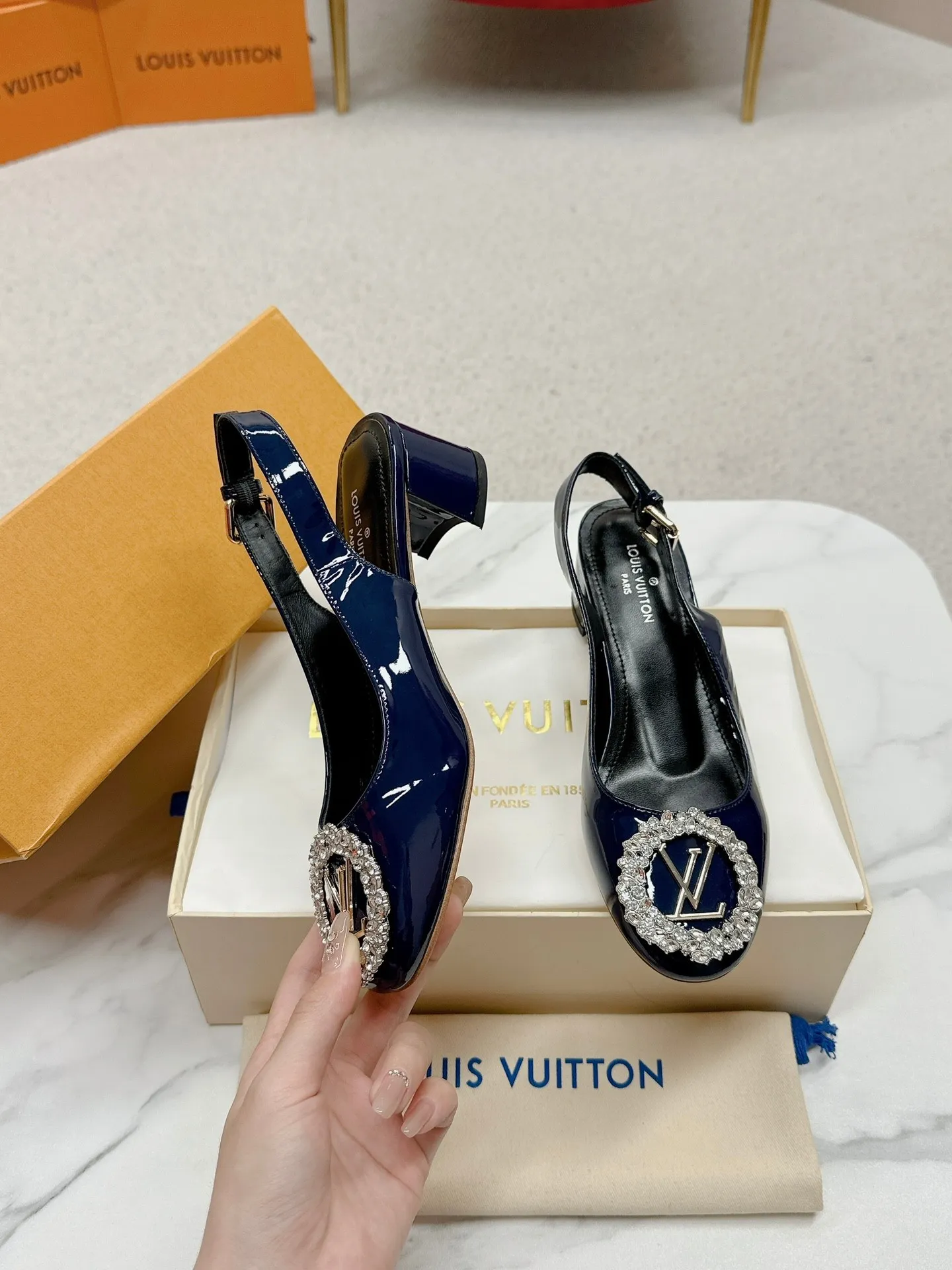 👟👟Ex-factory price 580👟👟 👑 Lv shoes This Urban Twist women's shoe is a stylish upgrade to the classic stiletto style. It is made of smooth calfskin upper with a bright silver metal toe and is engraved with the LV Circle logo, highlighting the Louis Vuitton brand characteristics. Detailed features: Calfskin material Lining: Imported full-grain sheepskin Foot pads: Imported full-grain sheepskin sole Italian genuine leather sole Heel height Two height sizes: 34-40 (34.40.41 customization is not returnable)